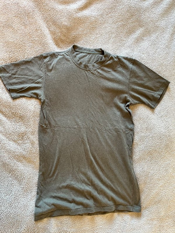 T shirt green