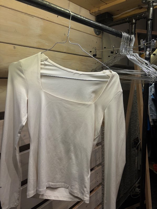 Hvítur langermabolur