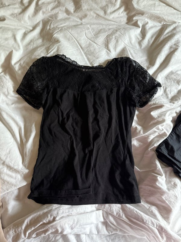 Svartur bolur með blúndu