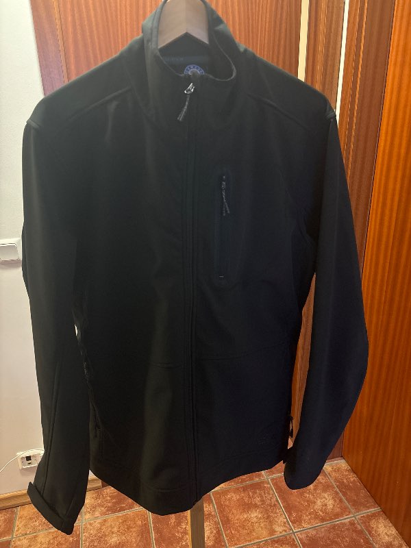 Icewear svartur jakki