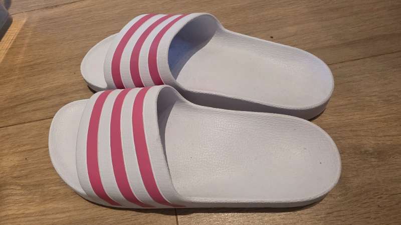 Inniskór adidas