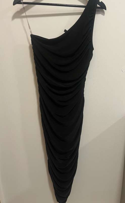Júník Oneshoulder Kjóll
