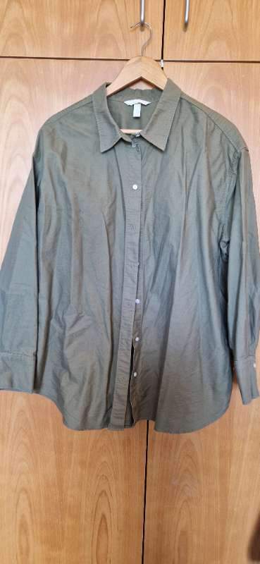 Khaki græn skyrta H&M