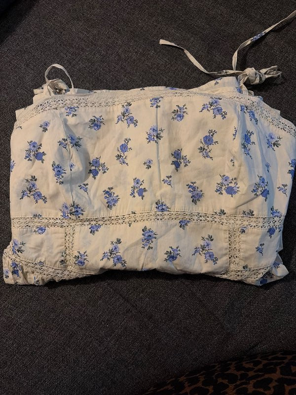 Kjóll H&M hvítur með bláum blómum