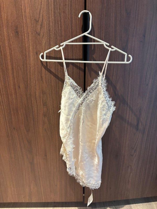 Kremaður lace bolur