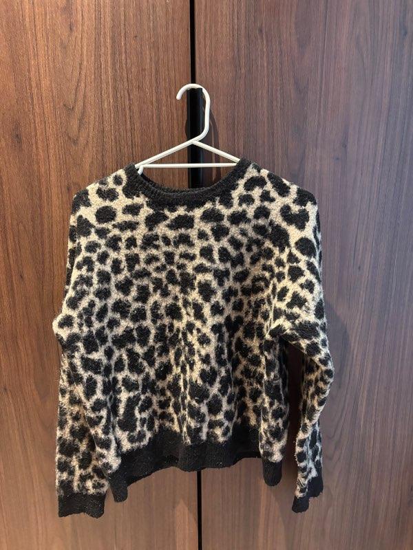 Leopard print peysa
