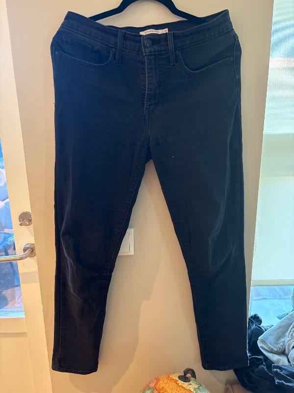 Levis svartar buxur