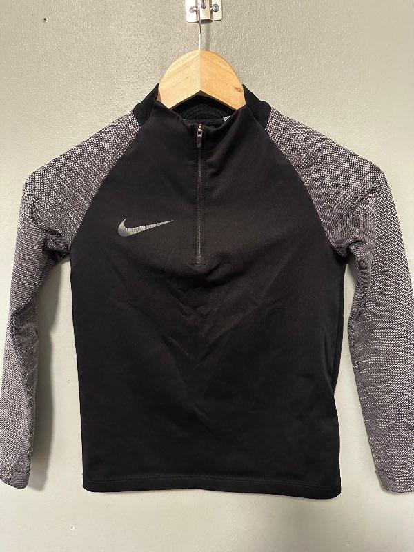 NIKE svört peysa