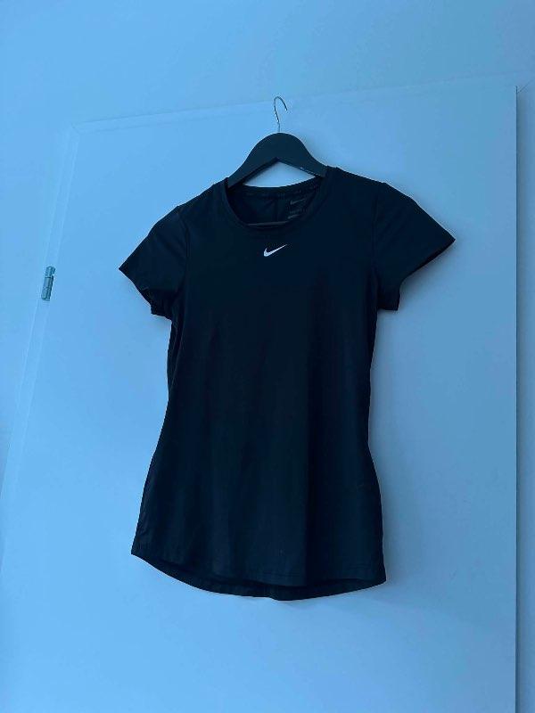 Nike æfingabolur