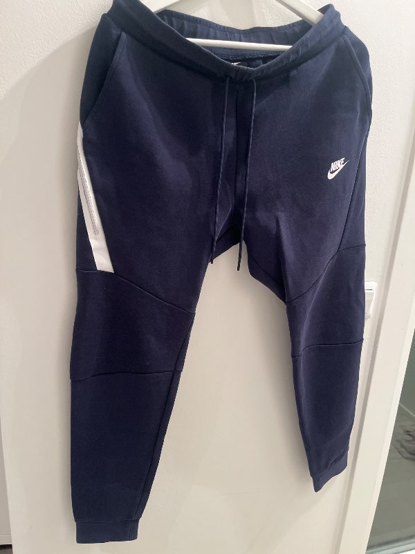 Nike buxur dökkbláar með hvítum vasa