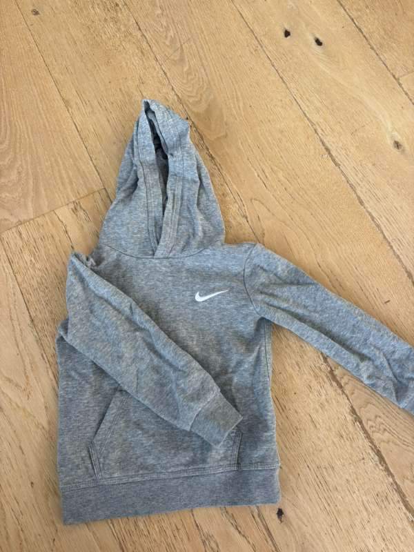 Nike grá hettupeysa