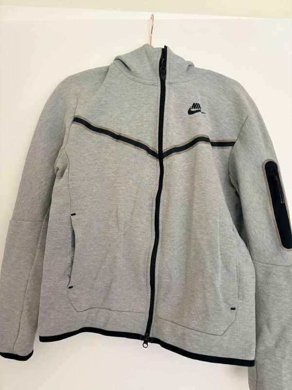 Nike grá hettupeysa