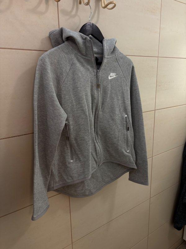Nike grá peysa