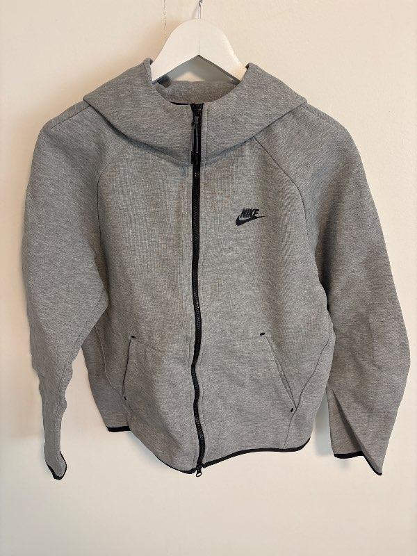 Nike grá rennd peysa