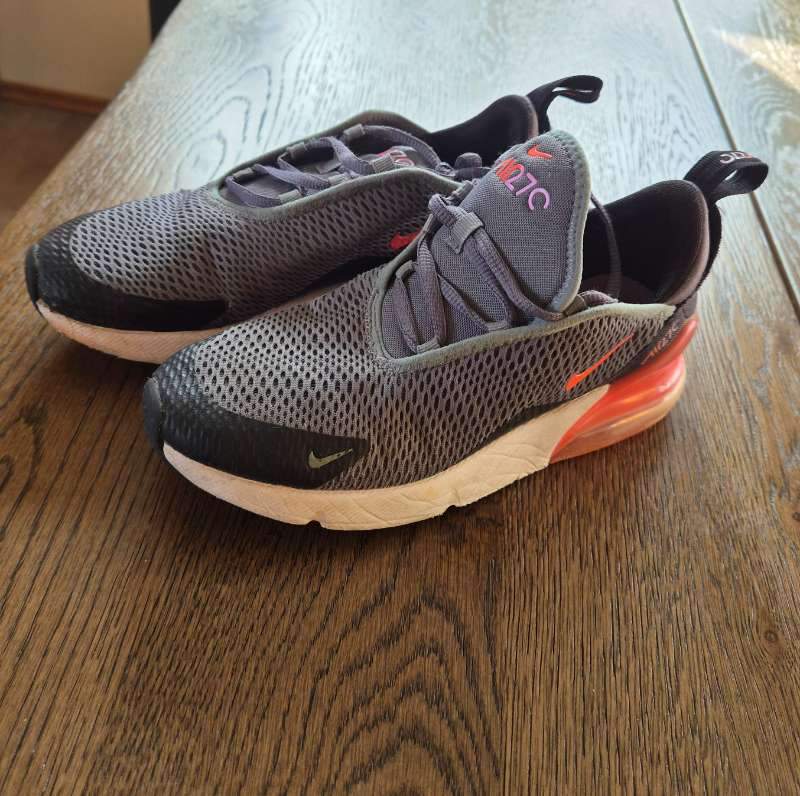 Nike gráir skór