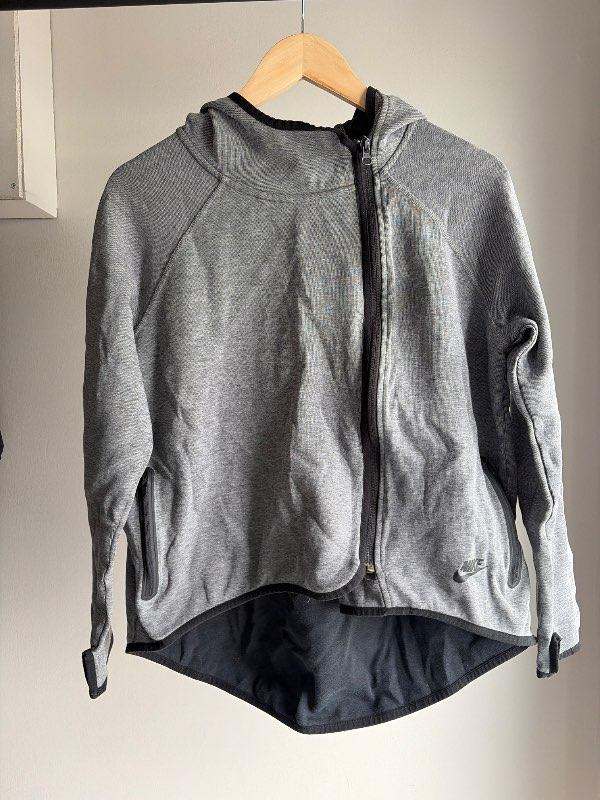 Nike hettupeysa