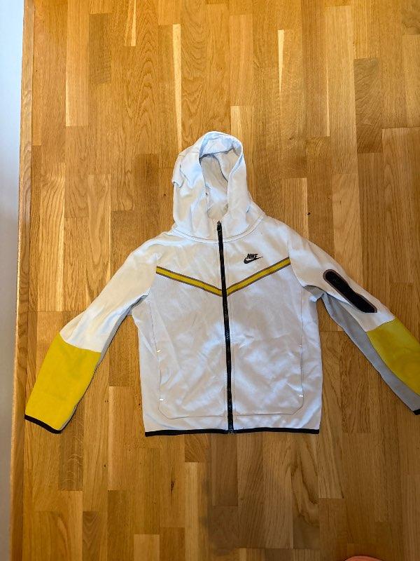 Nike hettupeysa