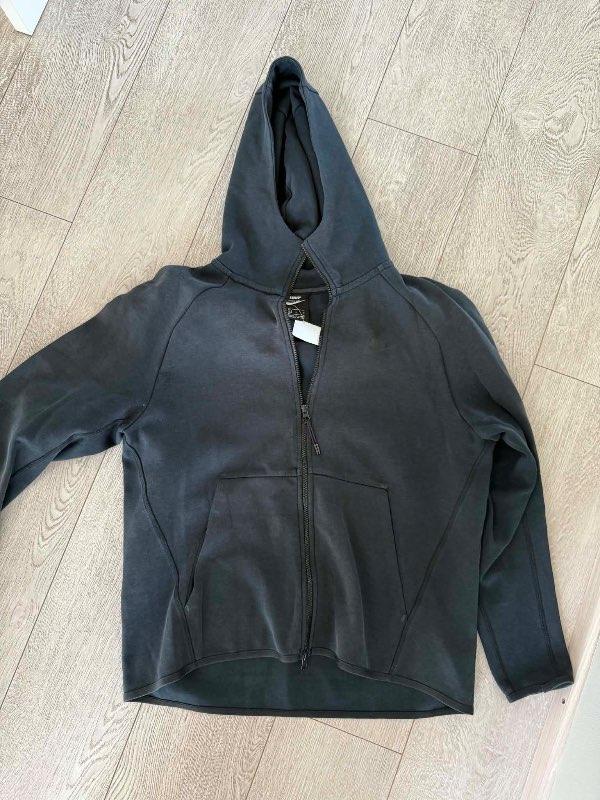 Nike hettupeysa rennd