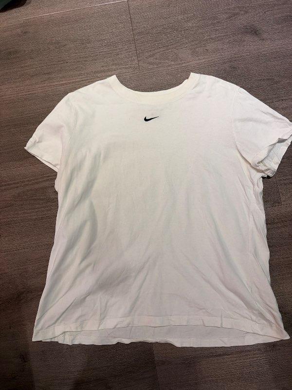 Nike hvítur bolur