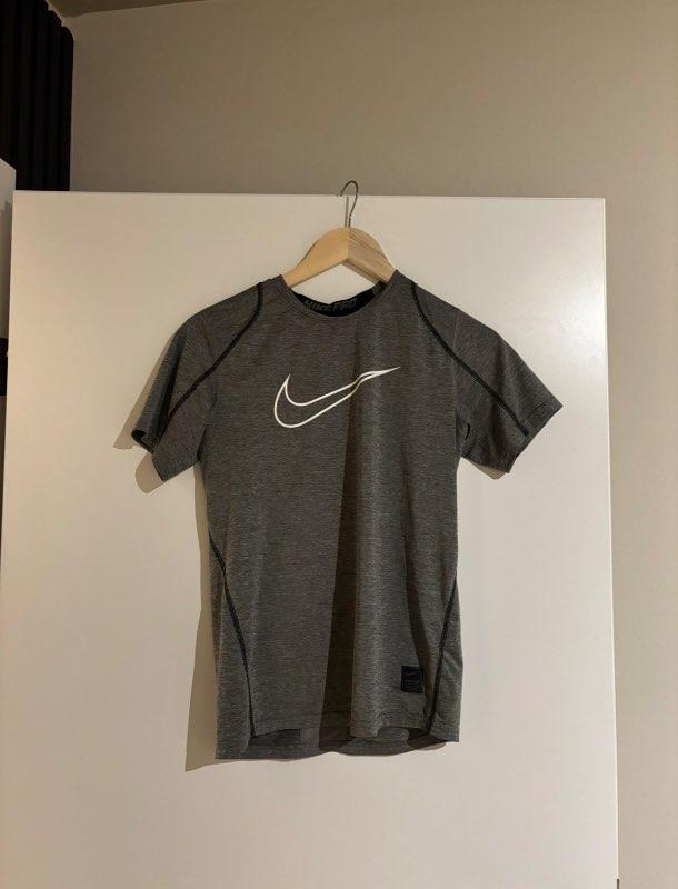 Nike íþróttabolur