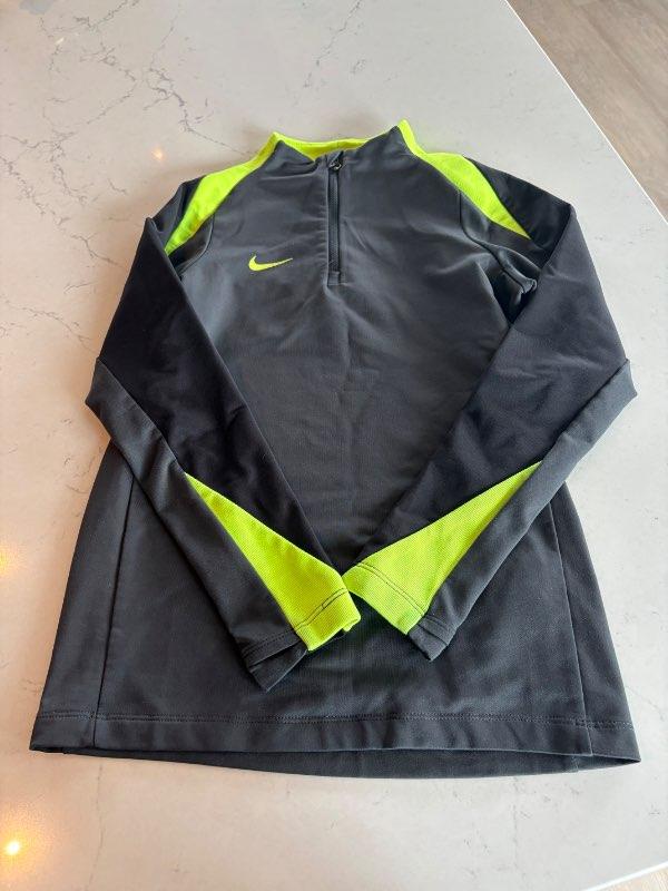 Nike peysa + buxur með viðgerð