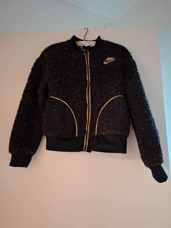 Nike peysa svört krulluflís