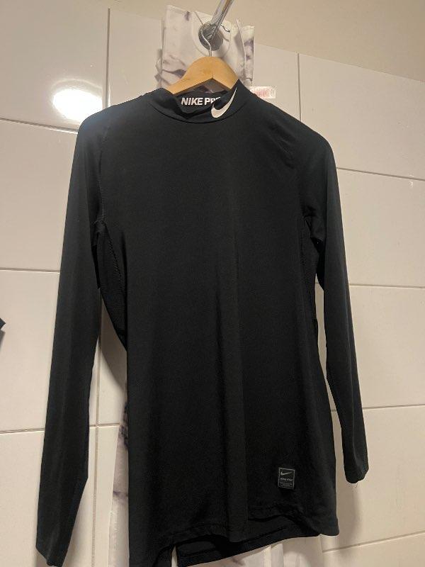 Nike pro peysa