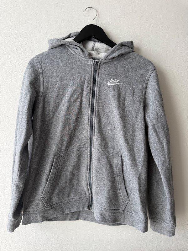 Nike rennd hettupeysa