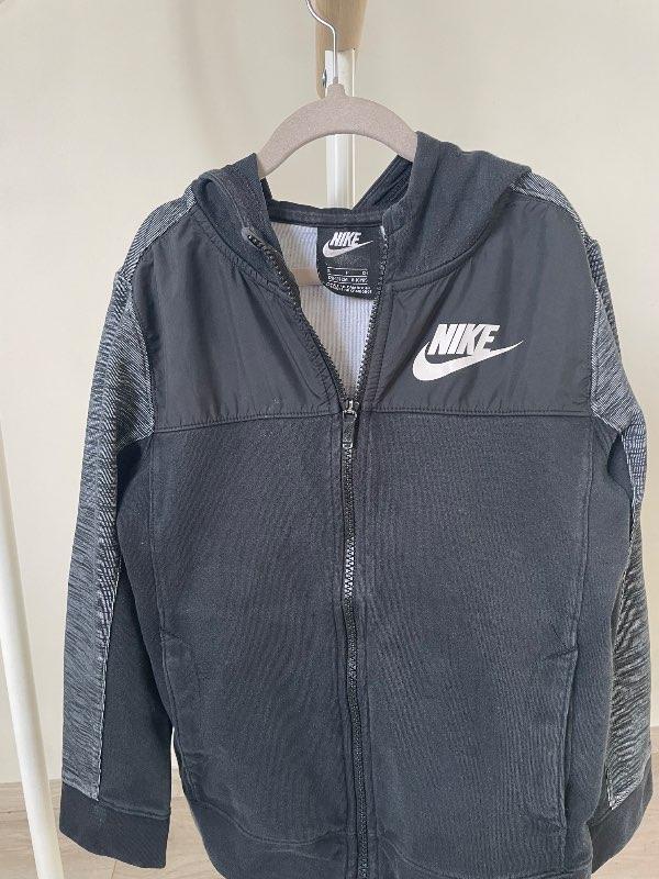 Nike rennd peysa