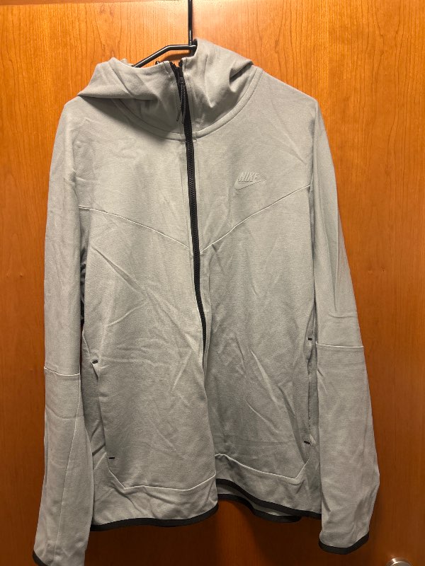 Nike rennd peysa
