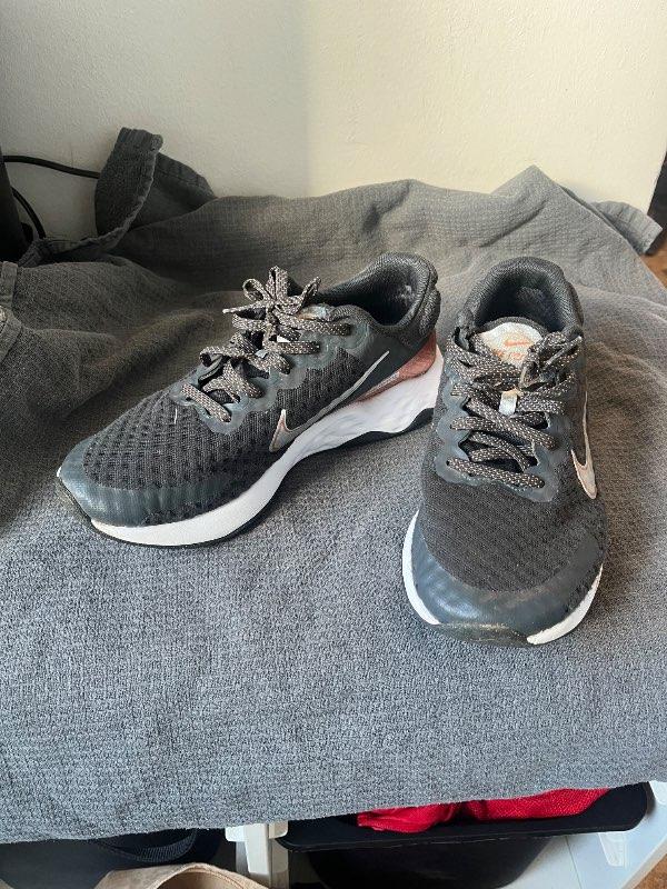 Nike skór gráir