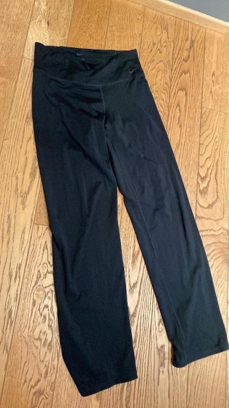 Nike straight leg svartar buxur