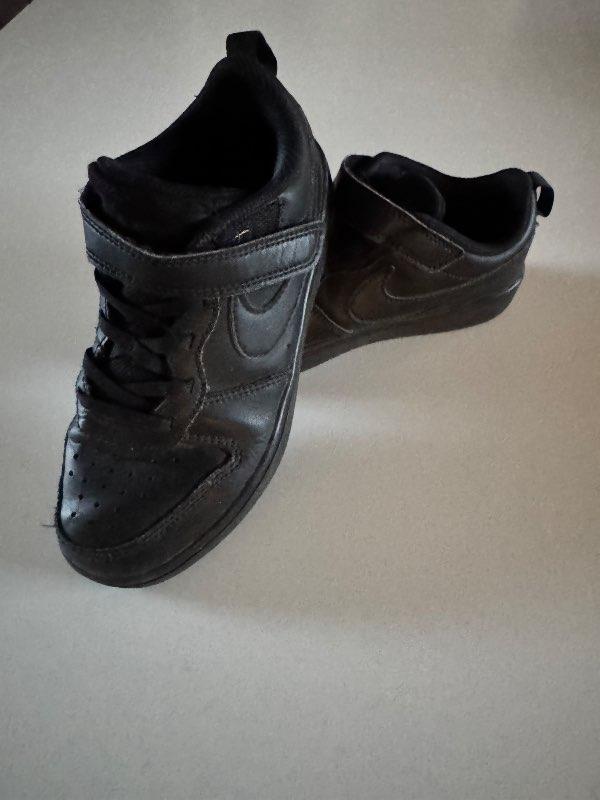Nike svartir
