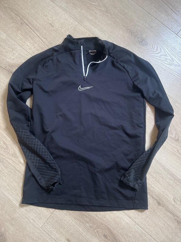 Nike svört Dry fit peysa
