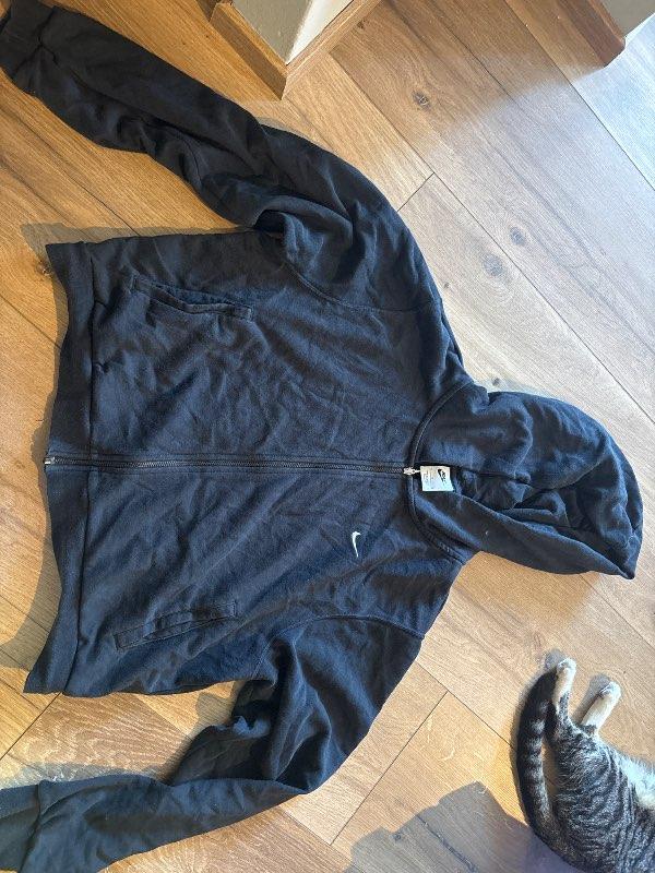 Nike svört peysa