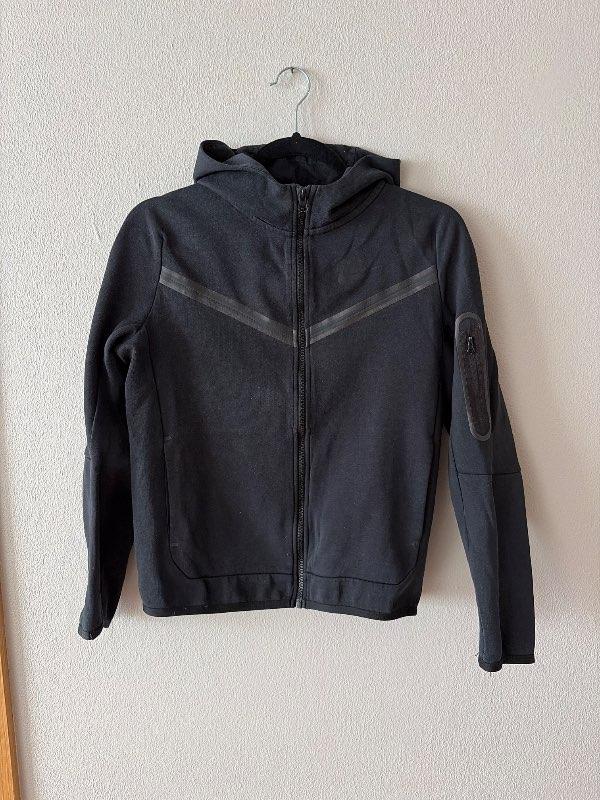 Nike svört rennd hettupeysa