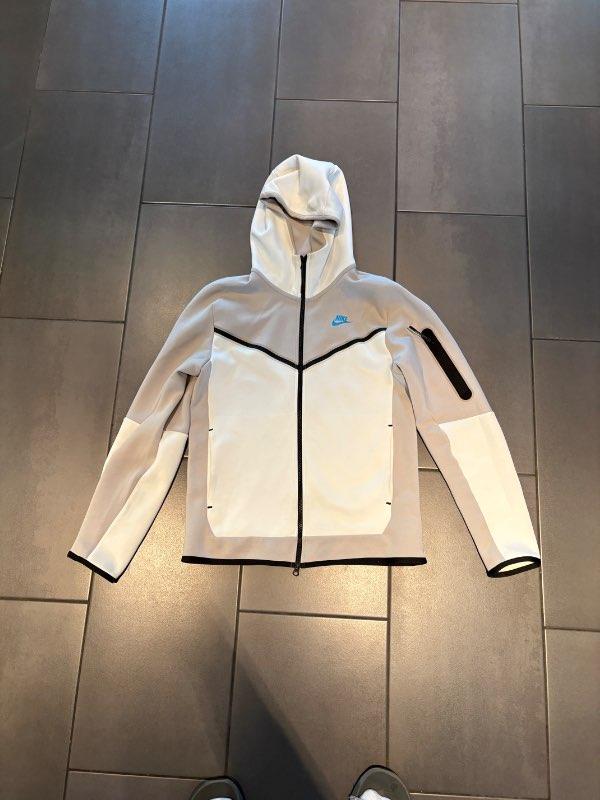 Nike tech peysa