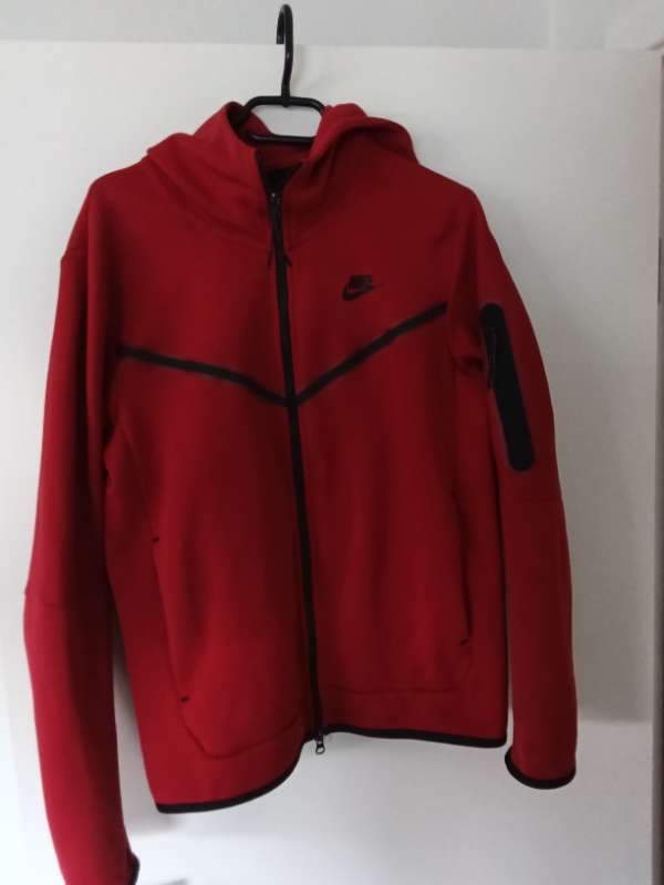 Rauð Nike hettupeysa
