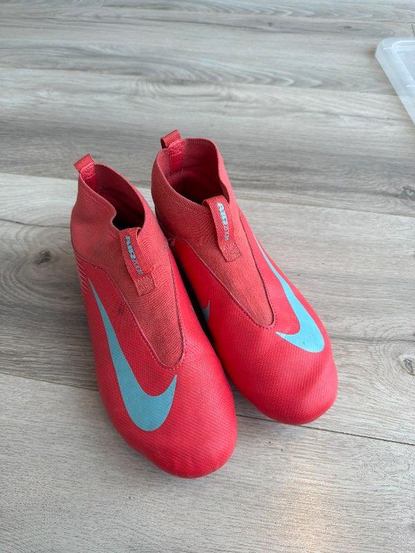 Rauðir nike takkaskór