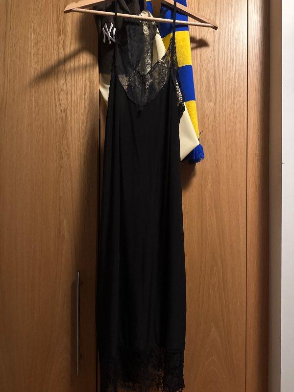 Satín blundu kjóll