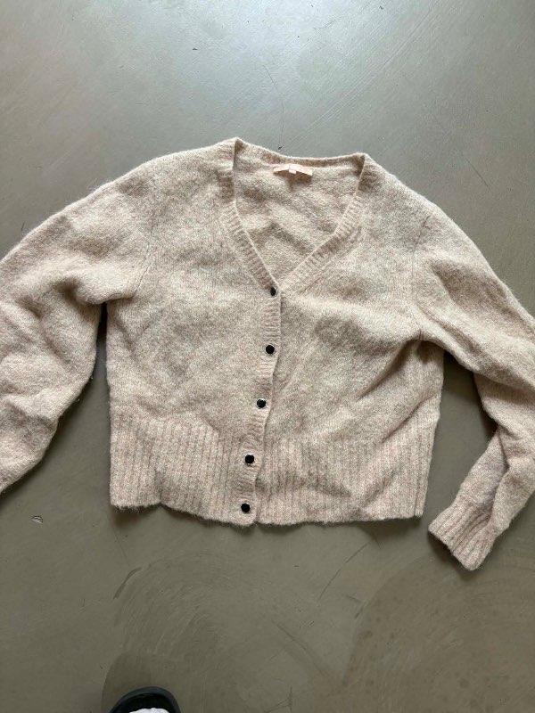Stutt beige ullarpeysa