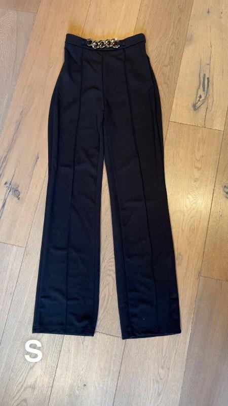 Svartar buxur keðja