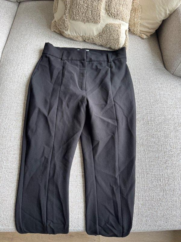 Svartar jakka fata buxur