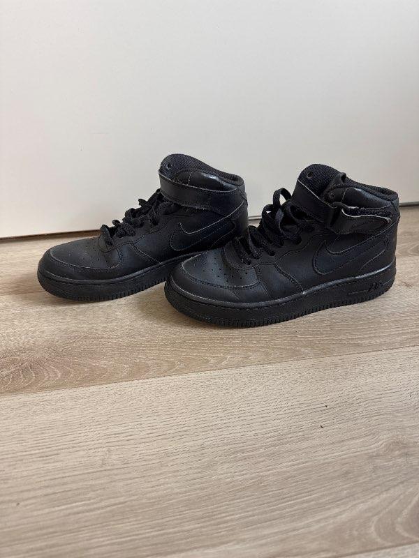 Svartir Nike skór