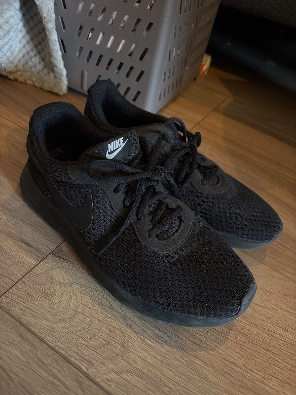 Svartir Nike skór