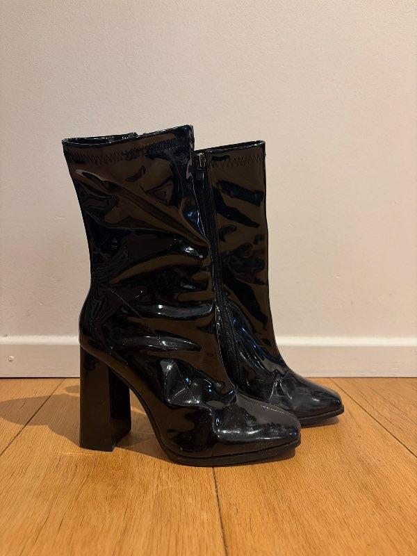 Svartir glans háhælaðir boots