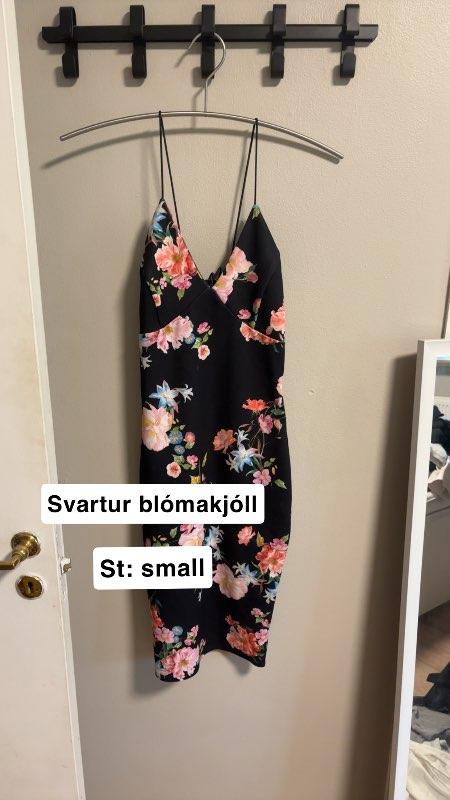 Svartur blómakjóll