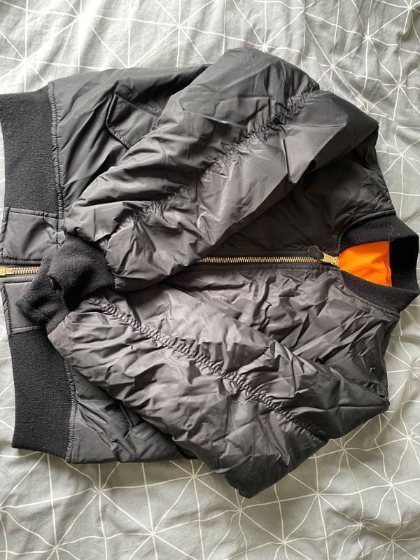 Svartur bomber jakki