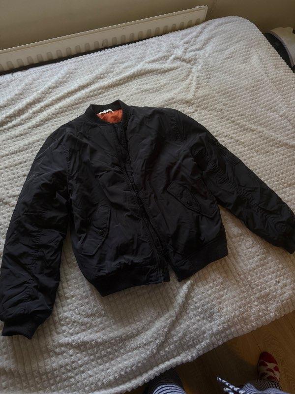 Svartur bomber jakki