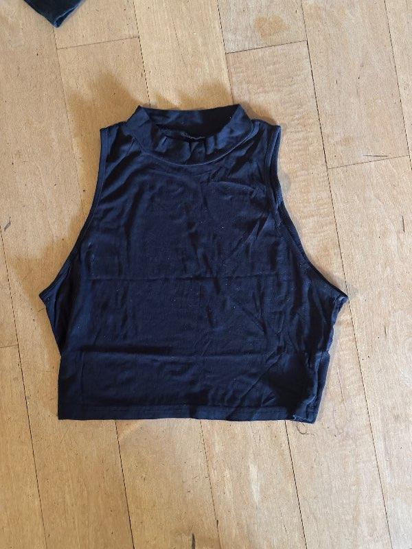 Svartur crop top